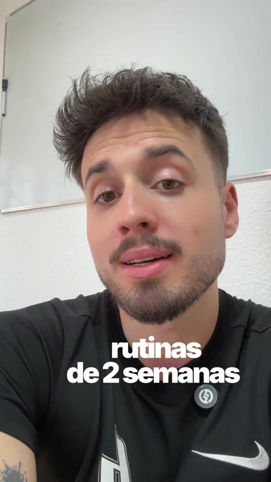 Coach de fitness hablando a cámara en un video sobre rutinas y alimentación